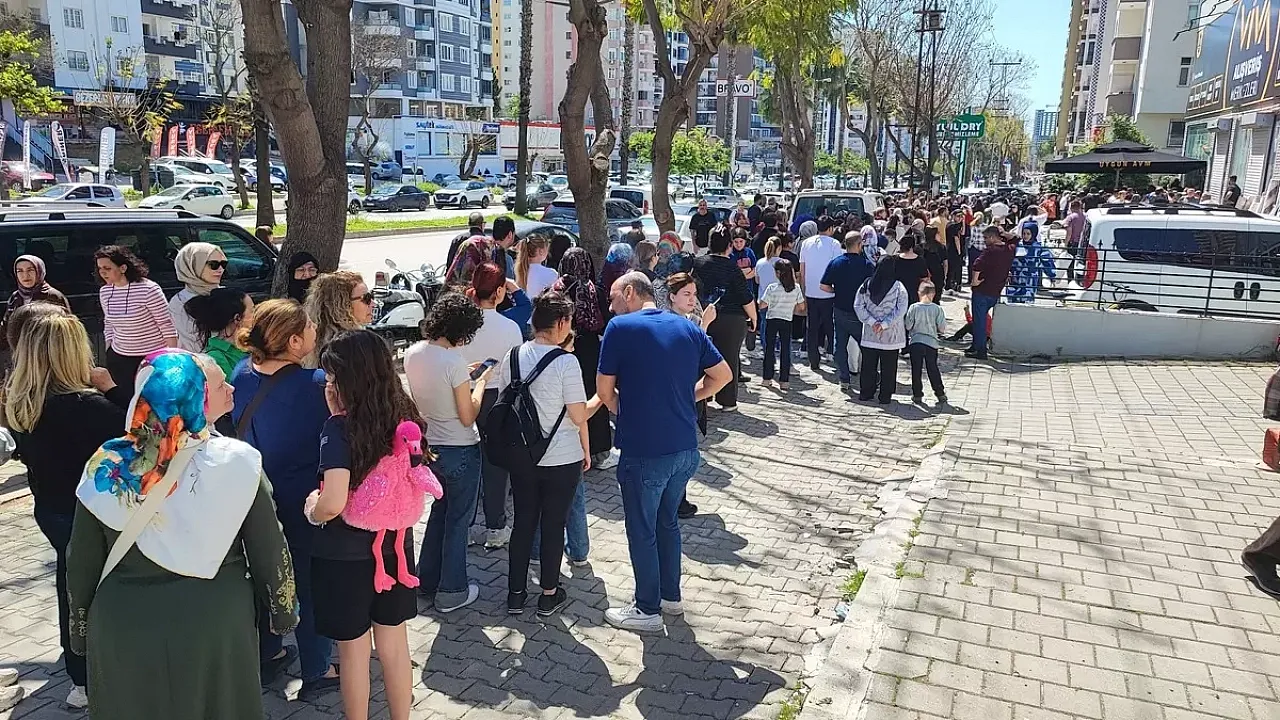 100 TL'ye Her Şey! İndirimi Duyanlar Birbirini Ezdi, Yaşlı Kadın Fenalaştı