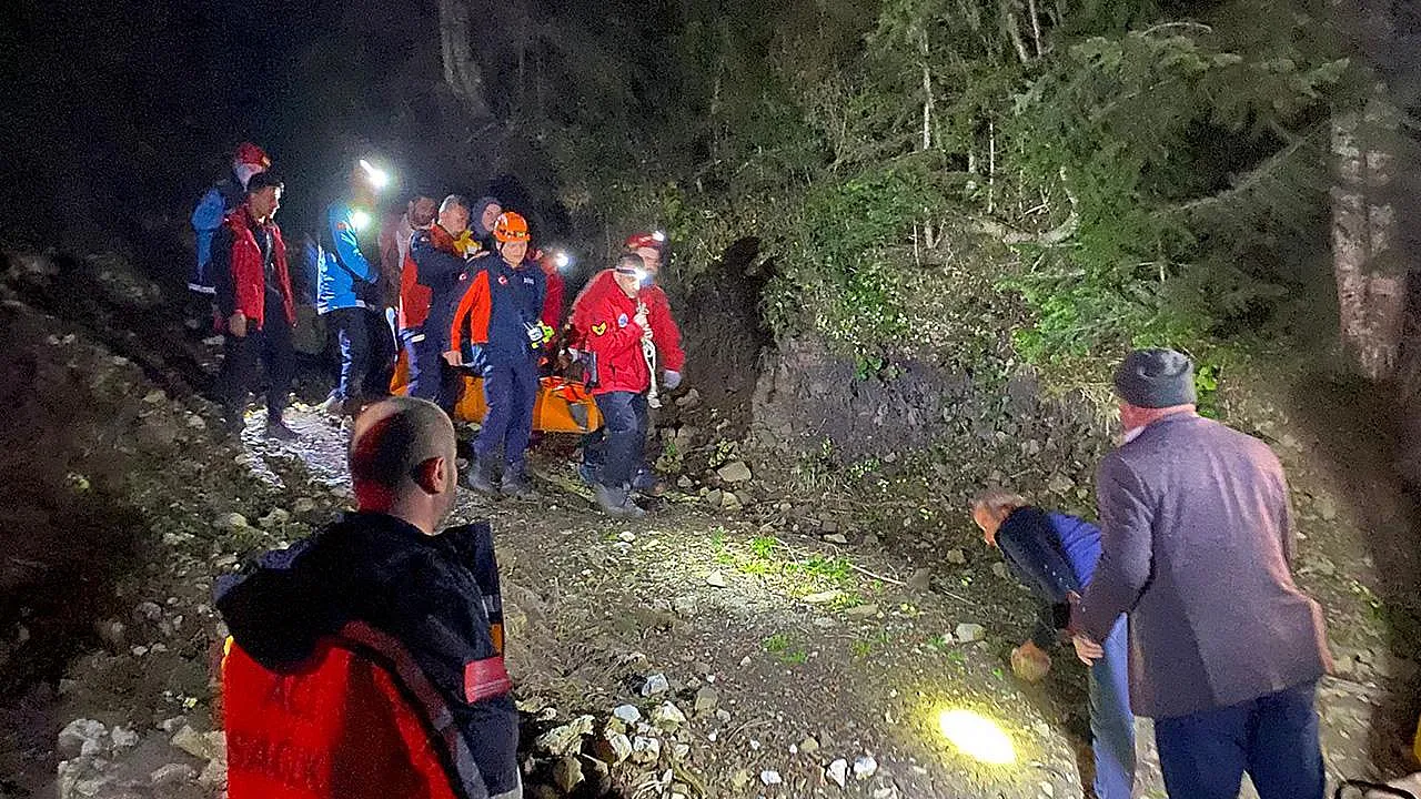 Kastamonu Küre'de Korkunç Kaza! 30 Metreden Yuvarlanan Genci Kurtarmak İçin Zamanla Yarıştılar