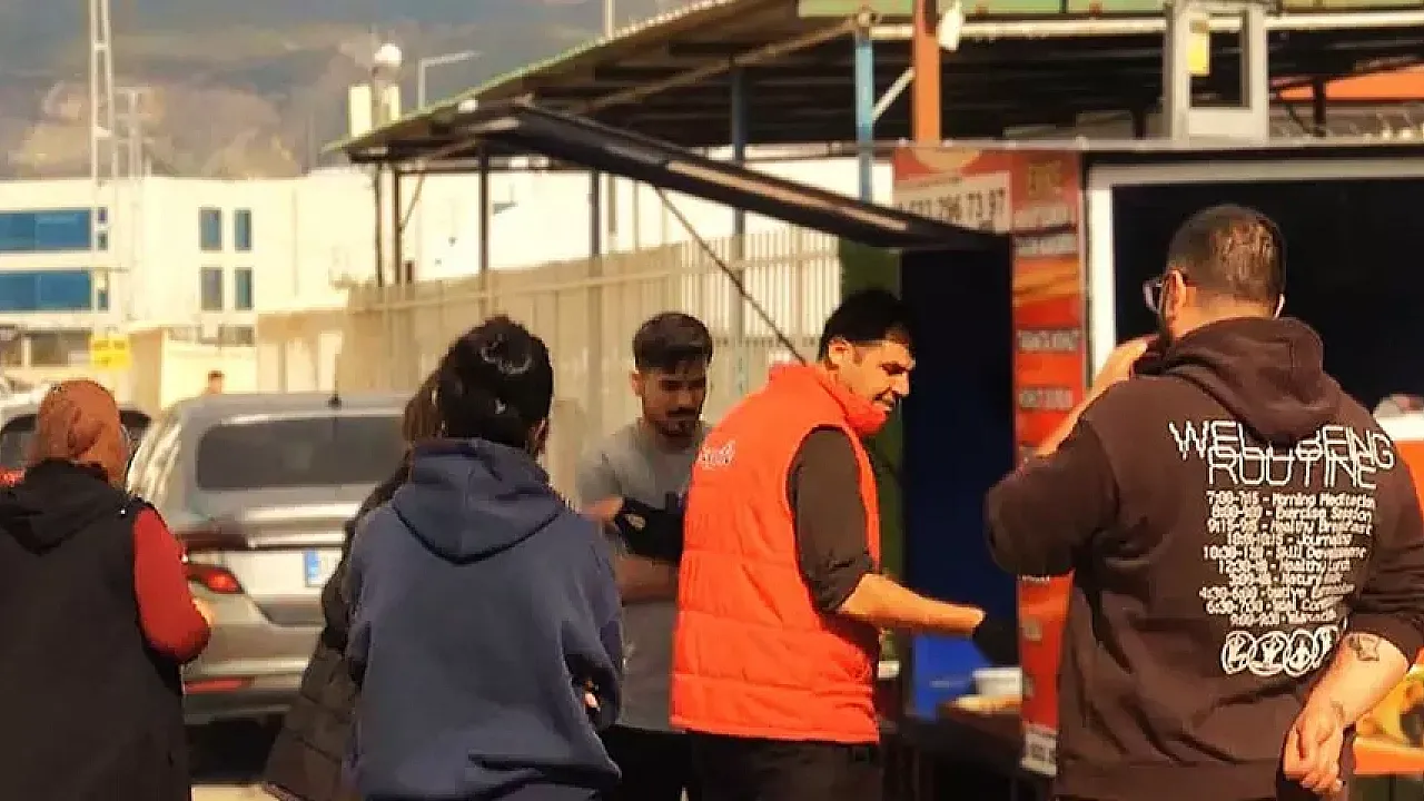 Dönerciler Diyarında Ezber Bozan Lezzet! 1 Metrekarelik Tezgahta Kapış Kapış Gidiyor