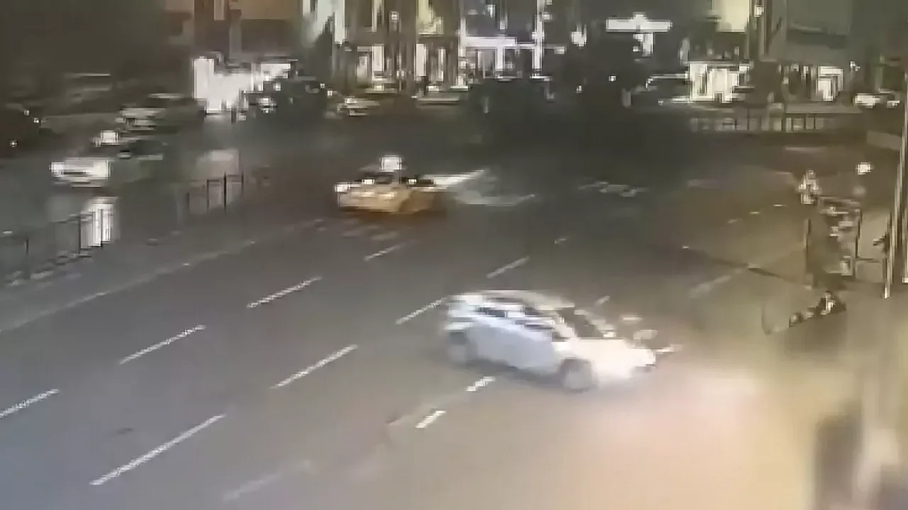 Korkunç Kazada Can Pazarı! Durakta Bekleyenlerin Arasına Böyle Girdi