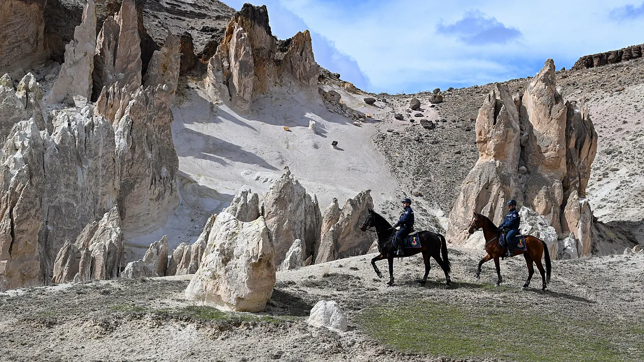 Kapadokya Değil Van! Atlı Jandarmalar O Bölgede Kuş Uçurtmuyor