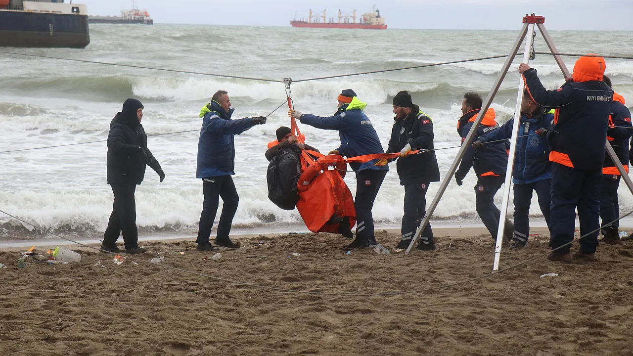 Sakarya'da Karaya Oturan Gemideki 8 Mürettebat Roketlerle Kurtarıldı