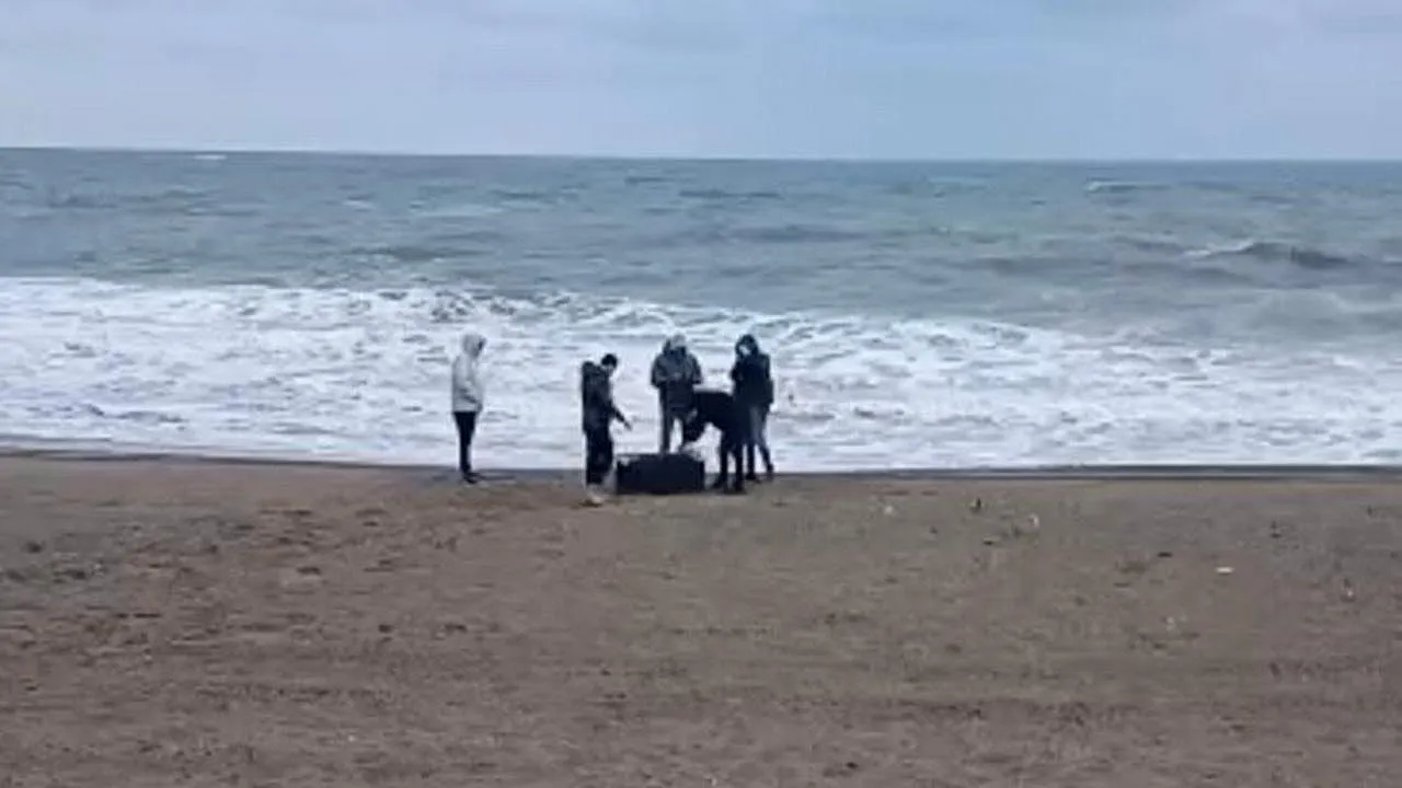 Karasu Sahilinde Gizemli Çanta! İçini Açan Polisler Gözlerine İnanamadı