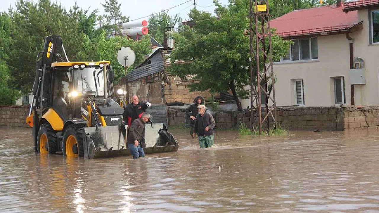 Sivas'ta Sel Dehşeti! 11 Köye Ulaşım Kesildi Yol Çöktü