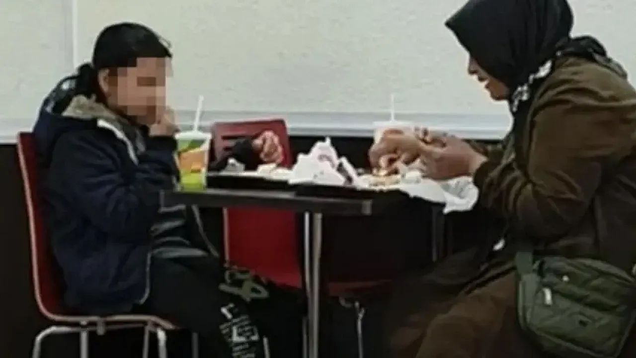 Hamburger Devinde İnsanlık Sınıfta Kaldı! Parası Ödenen Yemeği Masada Yedirmediler
