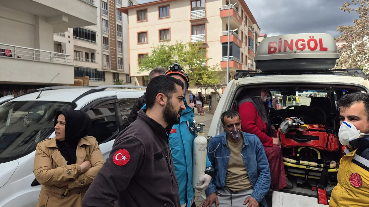 Bingöl'de Apartman Dairesi Alevlere Teslim! 13 Kişi Dumandan Zehirlendi