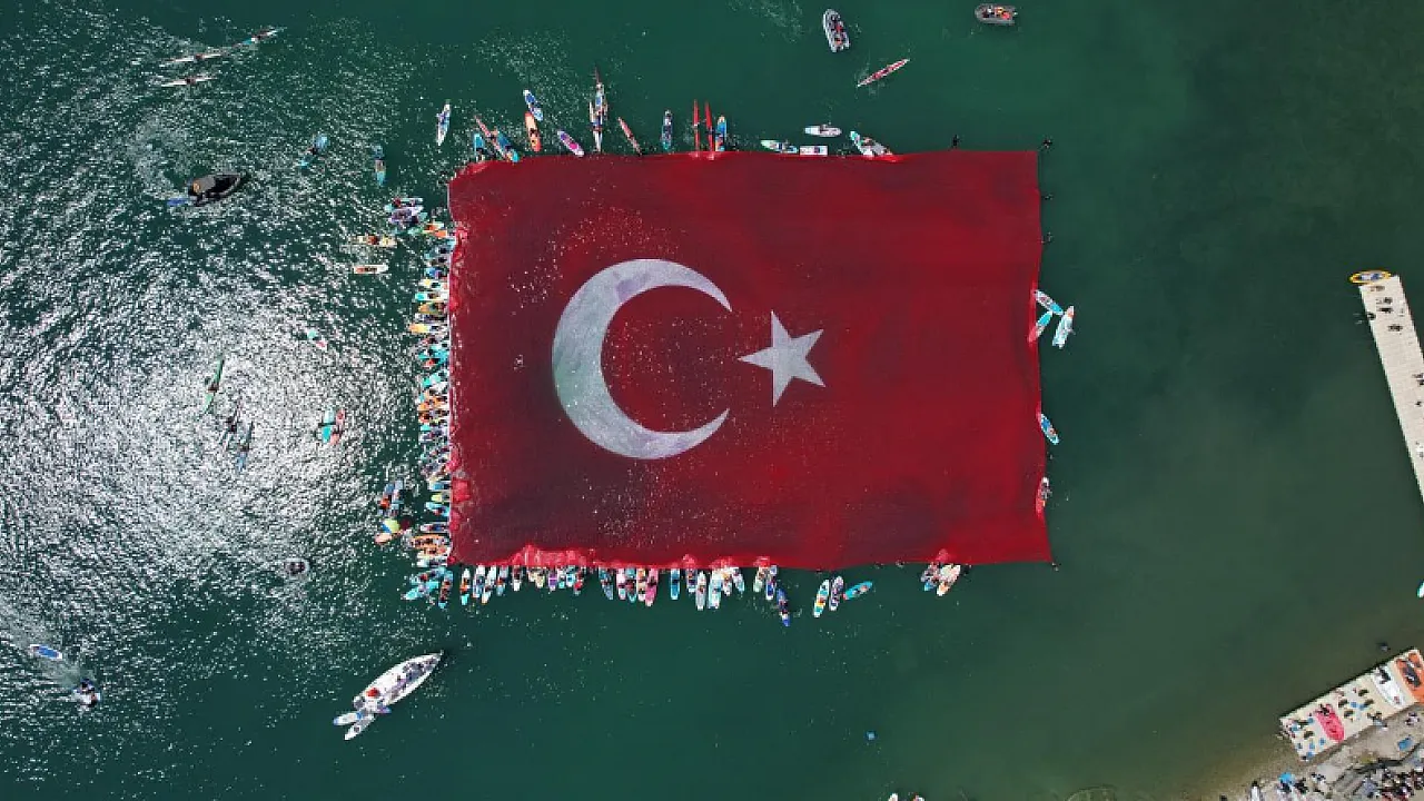 Sapanca Gölü'nde 19 Mayıs'a Özel Görkemli Gösteri!