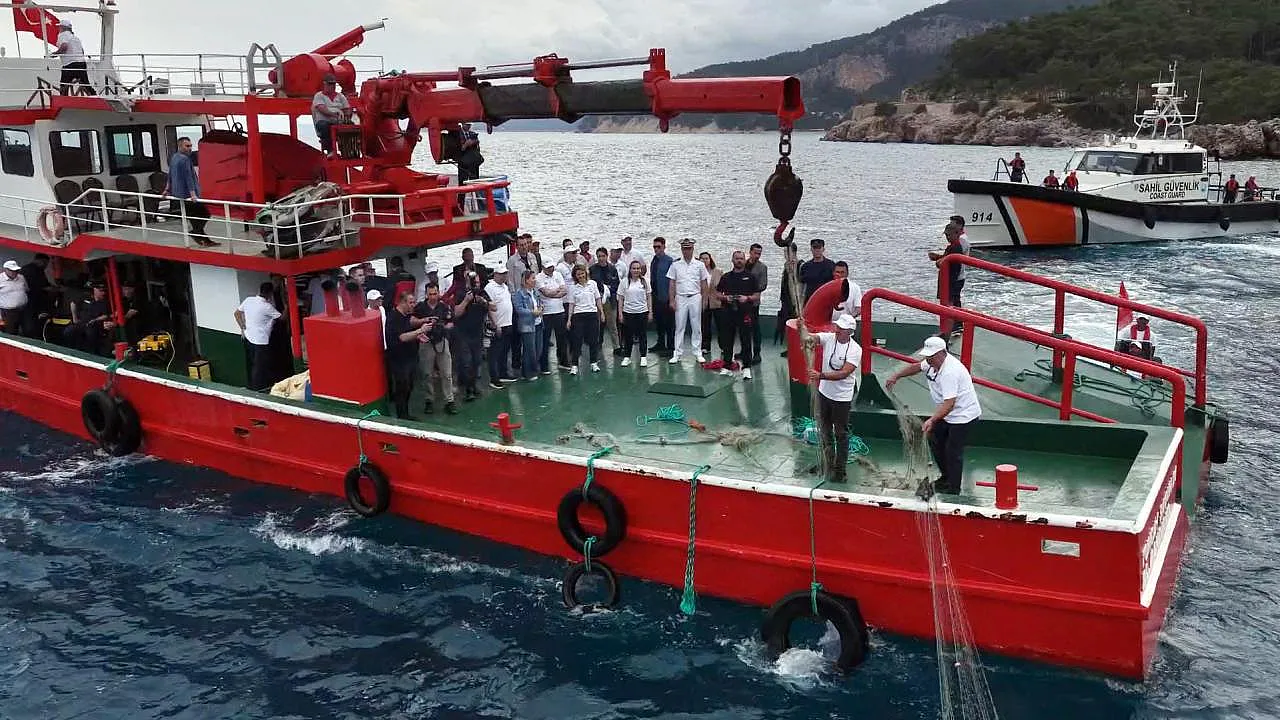 Mavi Sulardaki Gizli Tehlike Temizlendi! 10 Metre Derinlikte Büyük Operasyon
