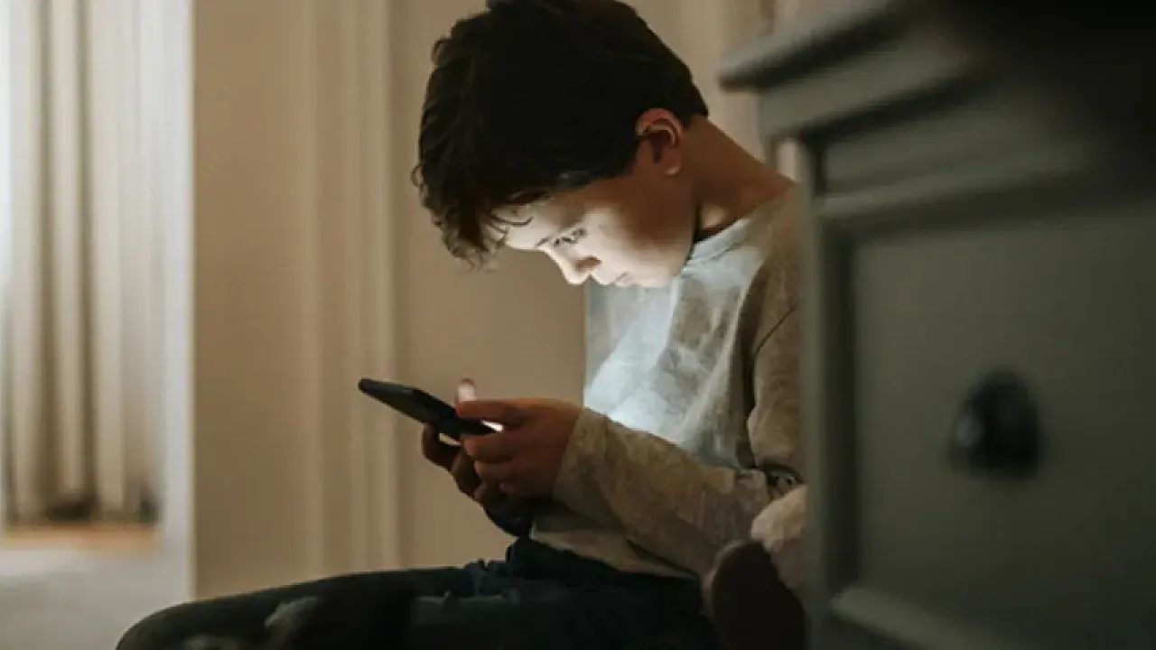 Akıllı Telefonlar Omurgayı Tehdit Ediyor! Ekrana Eğilen Nesilde Büyük Tehlike
