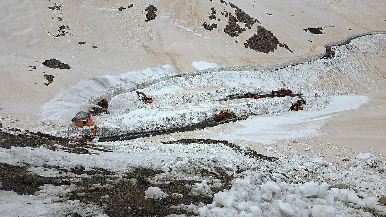 Aylardır Kapalı Olan Van-Bahçesaray Yolu Kardan Temizlendi