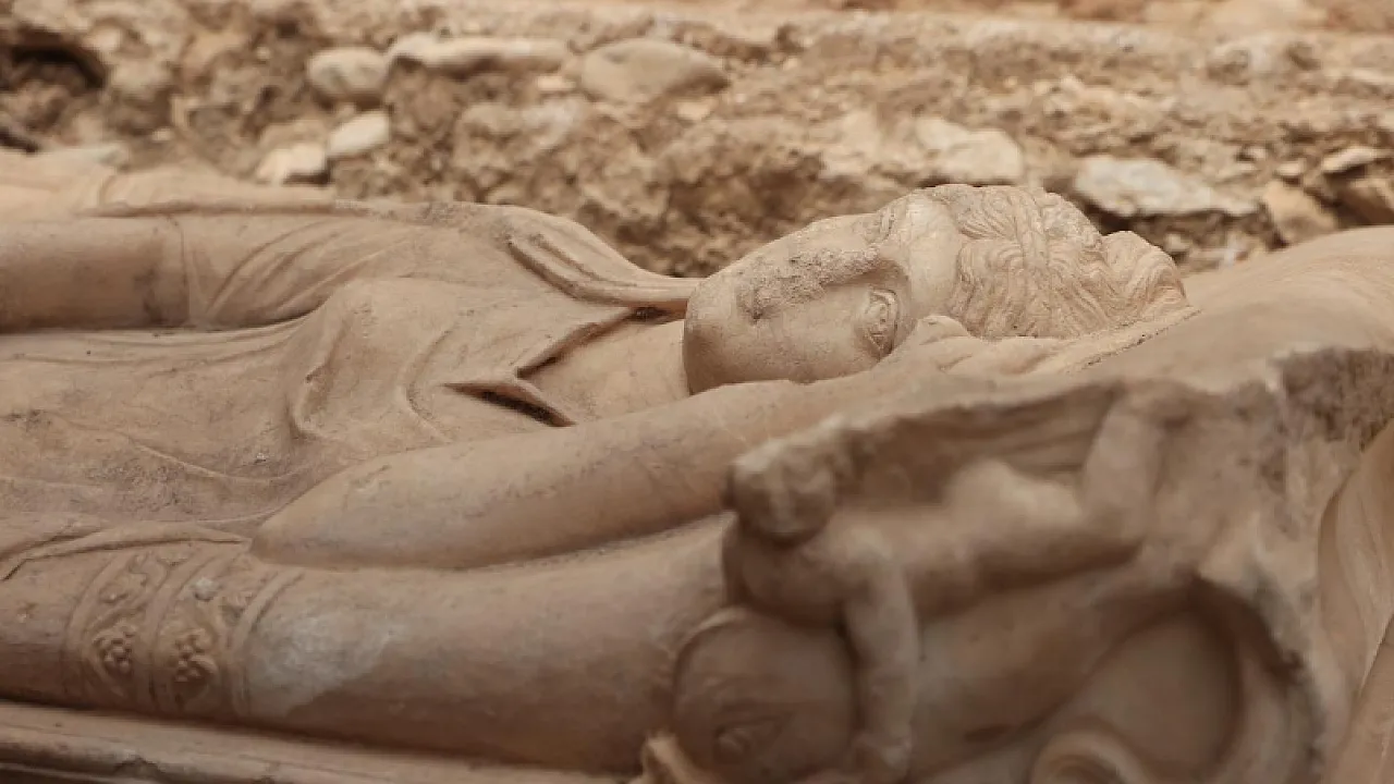 Olympos'ta 10 Metrelik Anıtsal Mezar Gün Yüzüne Çıkarıldı!