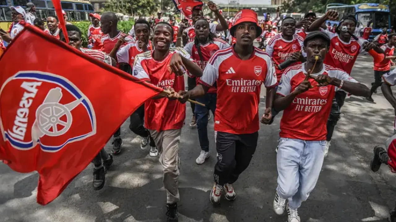 Arsenal Taraftarları Afrika'da Sokaklara Döküldü!