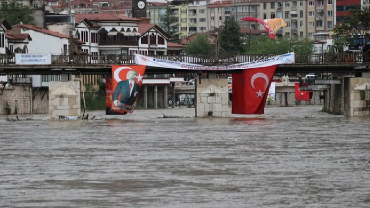 Amasya'da Tehlikeli Yükseliş! Yeşilırmak Taşma Sınırına Dayandı