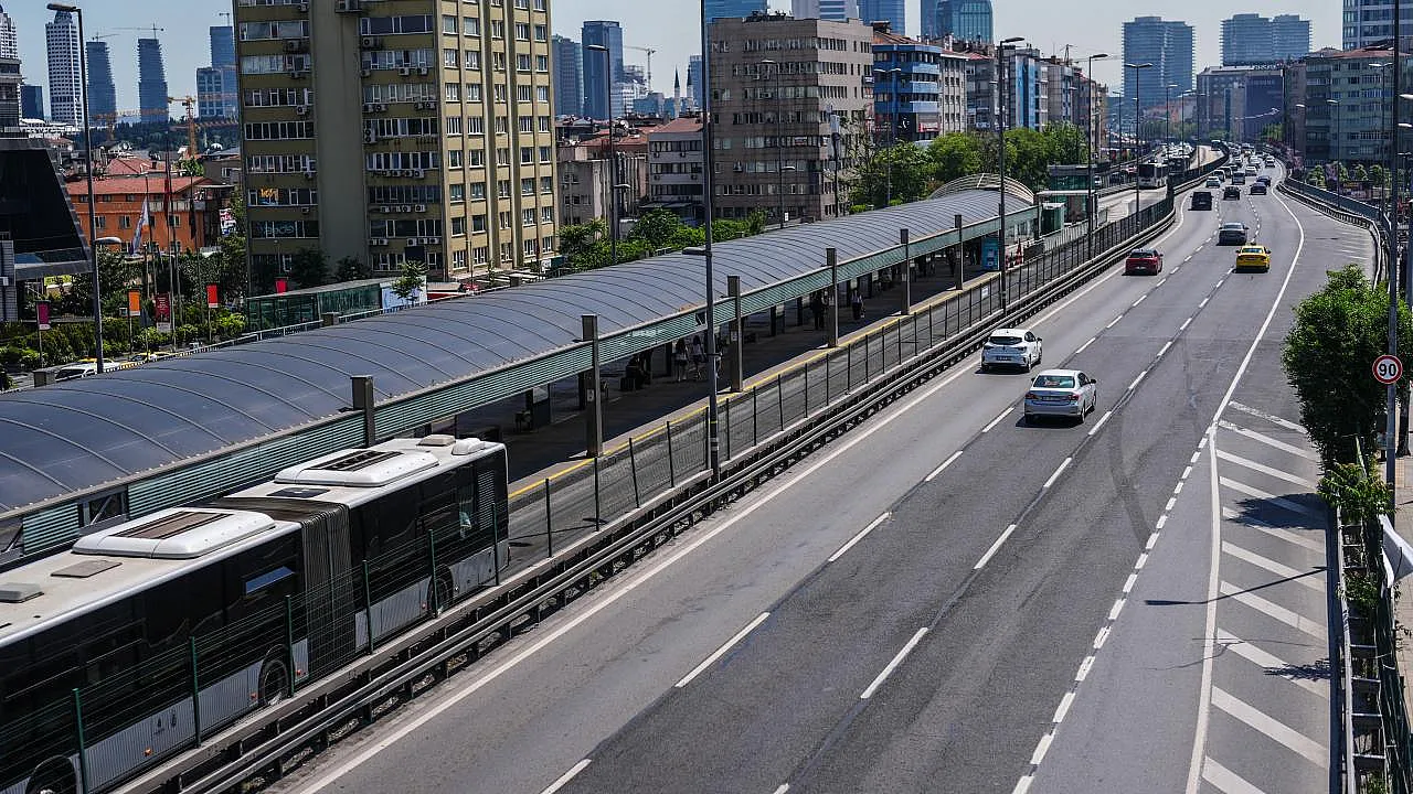 Bayramın İlk Gününde İstanbul Yolları ve Toplu Taşıma Boş Kaldı