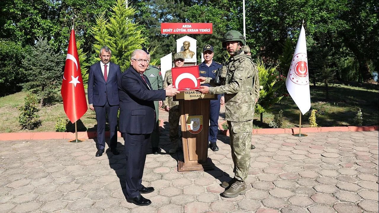 Bakan Güler Edirne Sınırında Mehmetçikle Bayramlaştı