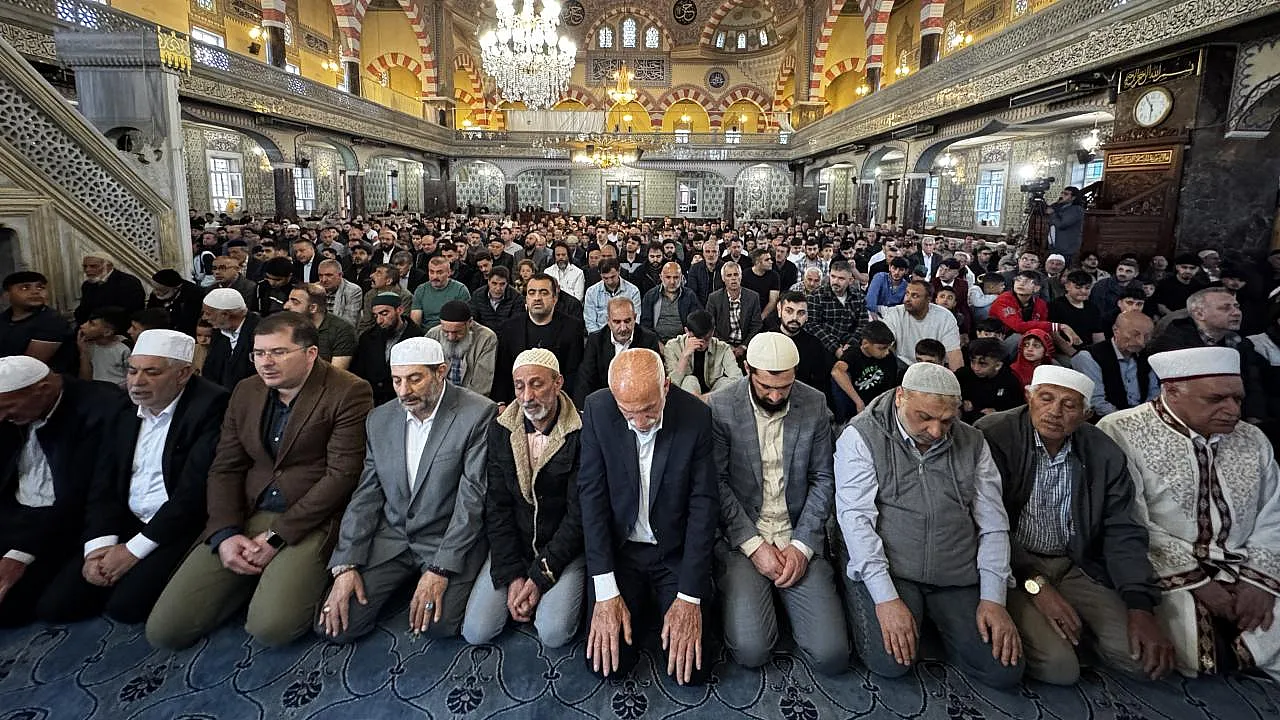 Türkiye Güne Bu Görüntülerle Başladı! Camilerde Adım Atacak Yer Kalmadı