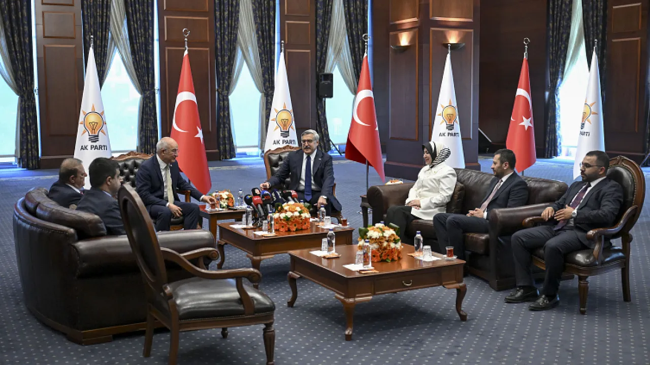 Siyasette Bayram Trafiği! AK Parti ve CHP 2 Yıl Sonra Yeniden Bayramlaştı