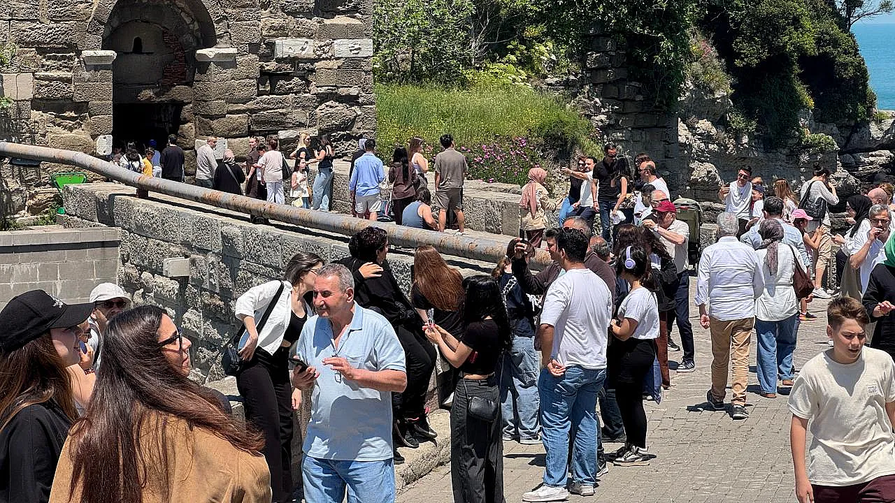 Nüfusu 6 Bindi, Bayramda Tam 16 Katına Çıktı! Adım Atacak Yer Kalmadı