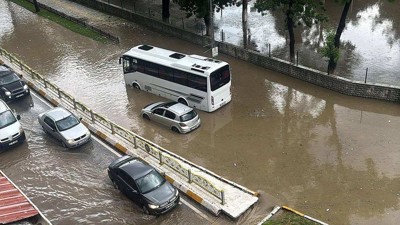Edirne'de Aniden Bastıran Sağanak ve Dolu Hayatı Felç Etti