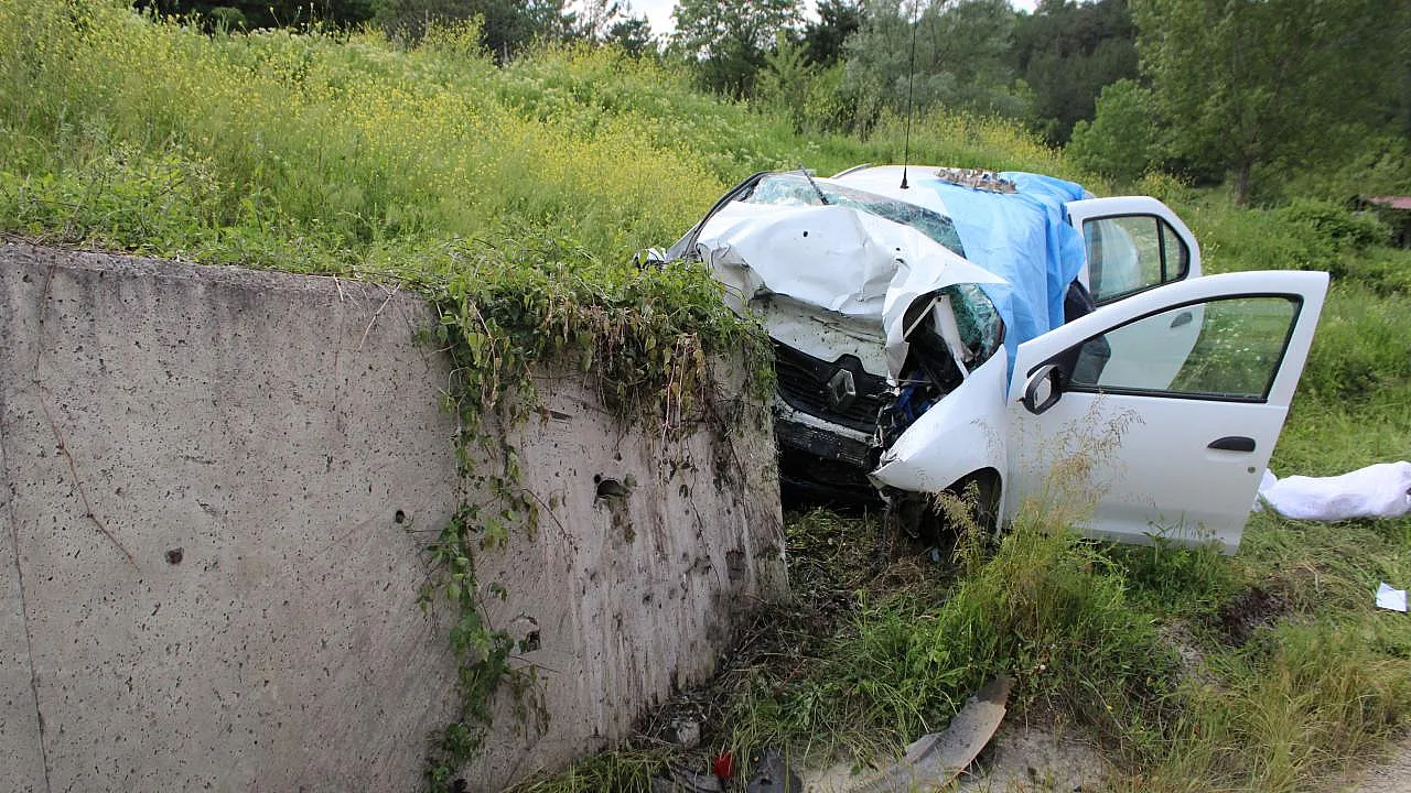 Kastamonu'da Otomobil İstinat Duvarına Çarptı
