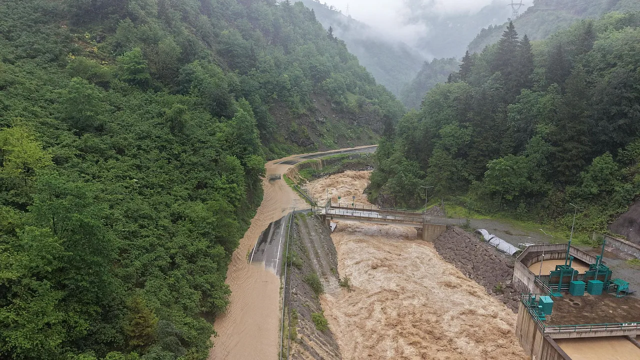 Giresun'da Dere Taşkını Yolu Ulaşıma Kapattı!