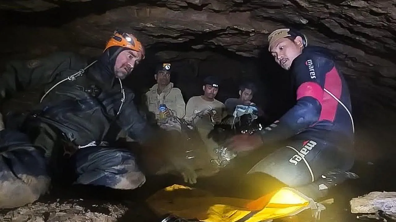Laos'ta Mağarada Mahsur Kalan Madenciler Kendi İmkânlarıyla Kurtuldu