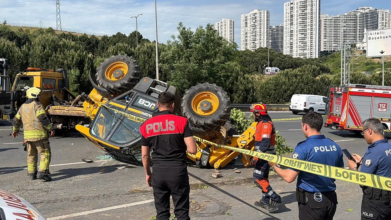 İstanbul'da Çekicinin Taşıdığı İş Makinesi Sürücünün Üzerine Devrildi!