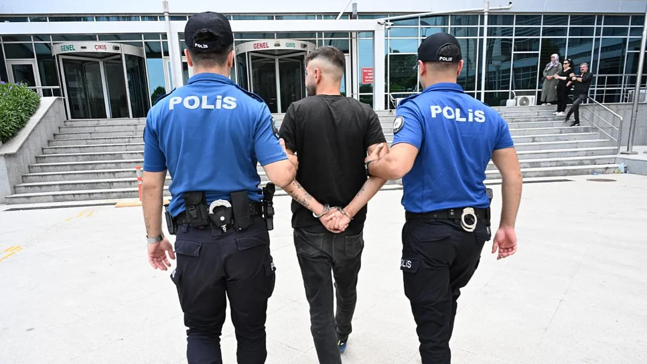 Kırmızı Bültenle Aranan Firari Mersin'de Yakalandı