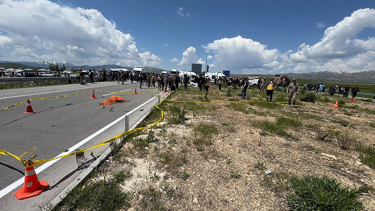 Van'da Katliam Gibi Kaza! Aynı Aileden 4 Kişi Yaşamını Yitirdi, Yaralılar Var!