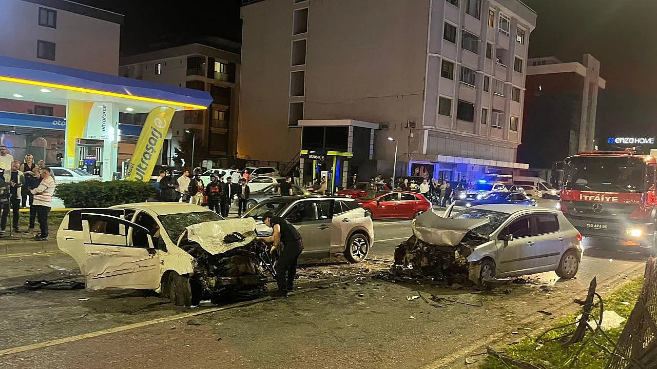 Samsun Atatürk Bulvarı'nda Can Pazarı! 3 Araç Birbirine Girdi, Yaralılar Var