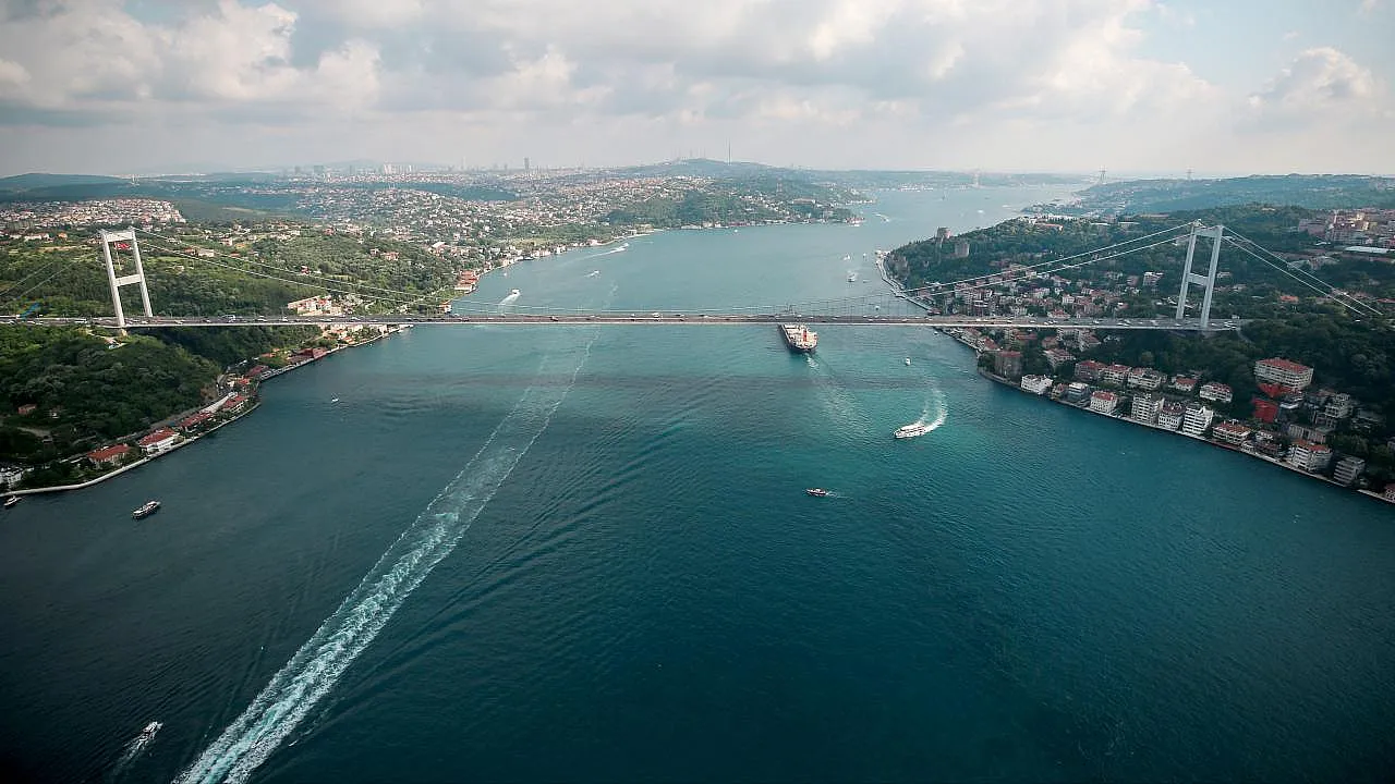 İstanbul Boğazı'nda Gemi Trafiği Çift Yönlü Askıya Alındı