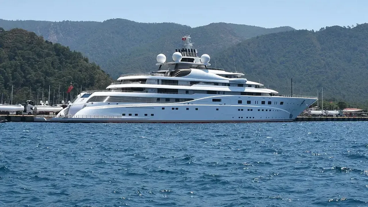 Görenler Dönüp Bir Daha Baktı! 49 Metrelik Yüzen Saray Marmaris'te