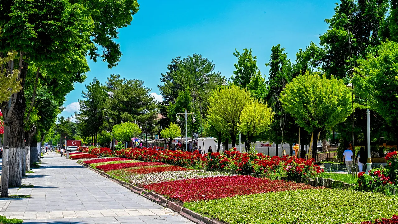 Malatya'da Kavşak ve Parklar Çiçeklerle Yeniden Canlandı