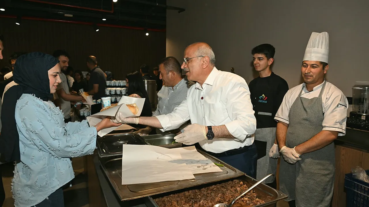 Malatya'da Öğrencilere Moral Desteği! Başkan Sami Er Kütüphanede Gençlerle Buluştu