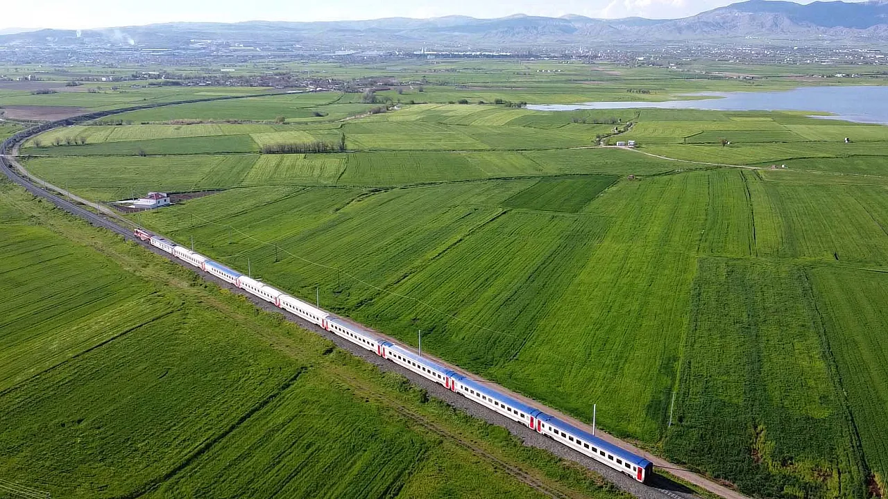 Malatya'dan Geçen Bu Tren Görenleri Hayran Bırakıyor!