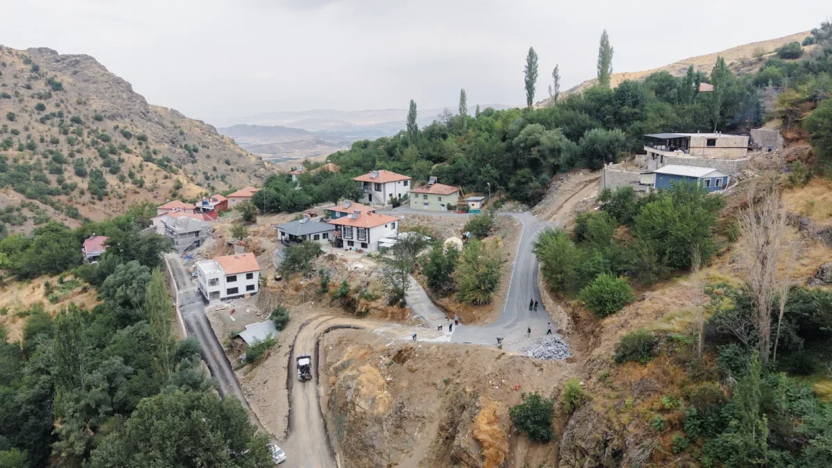 BATTALGAZİ BELEDİYESİNDEN KAMIŞTAŞ’A YOL DÜZENLEMESİ