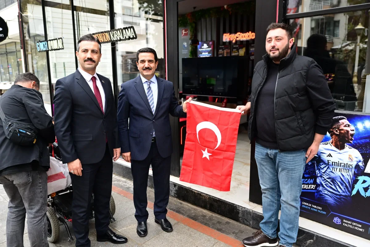 BAŞKAN TAŞKIN VATANDAŞLARA TÜRK BAYRAĞI HEDİYE ETTİ
