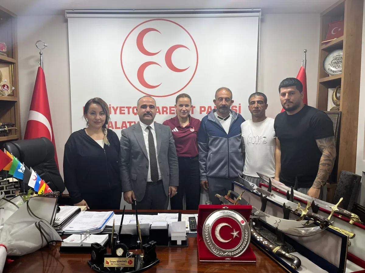 MİLLİ BOKSÖRÜMÜZ HATİCE AKBAŞ’TAN BAŞKAN ŞENGÖNÜL’E ZİYARET