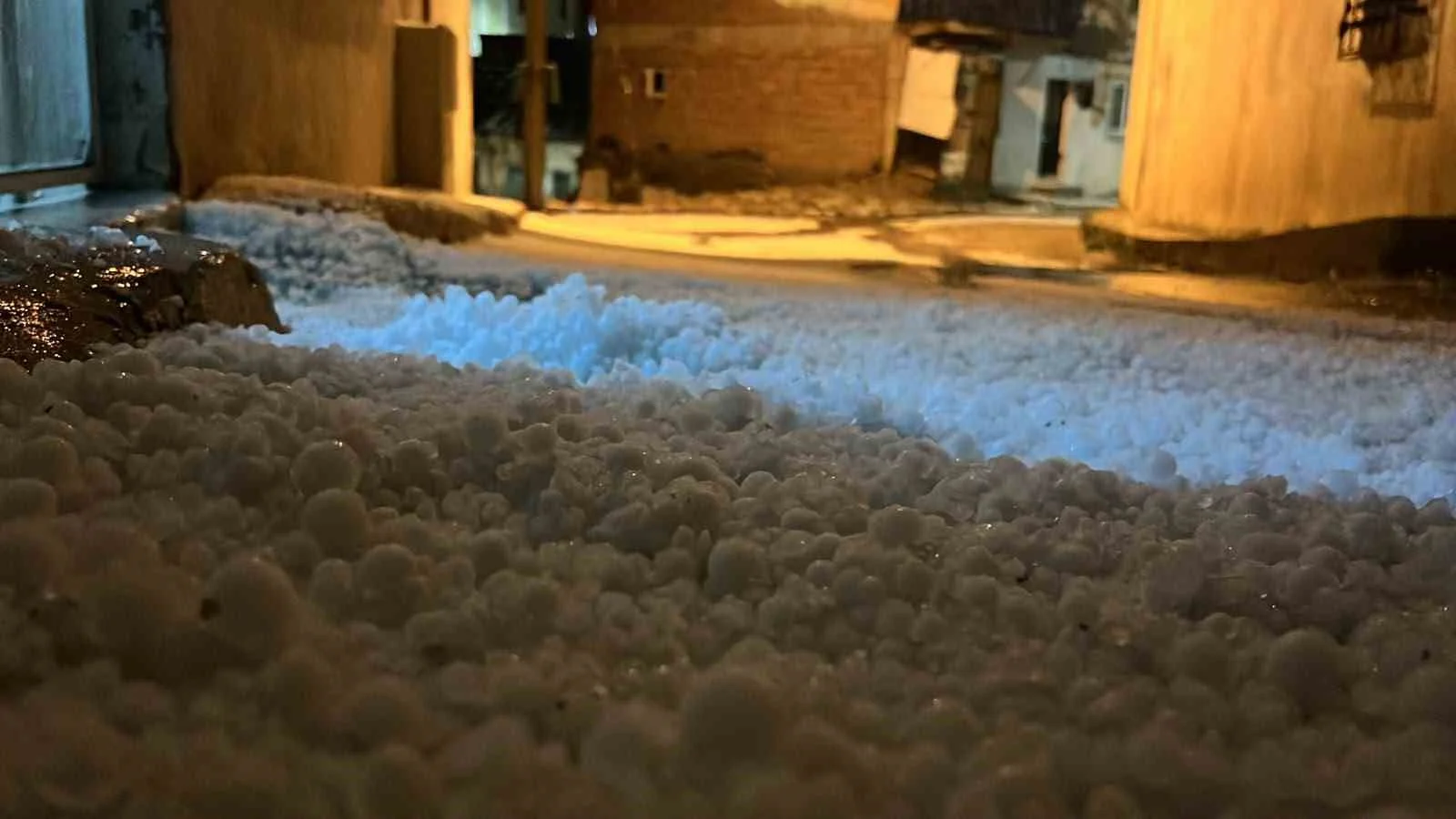 Bayburt’ta fındık büyüklüğünde dolu etkili oldu