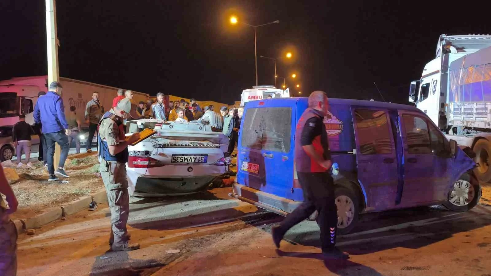 Kazada takla atan otomobil 2 tır sürücüsünün üzerine uçtu: 6 yaralı