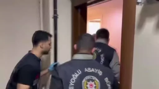 Beyoğlu’nda "parada sahtecilik" suçundan aranan firari uyuşturucu operasyonunda yakayı ele verdi