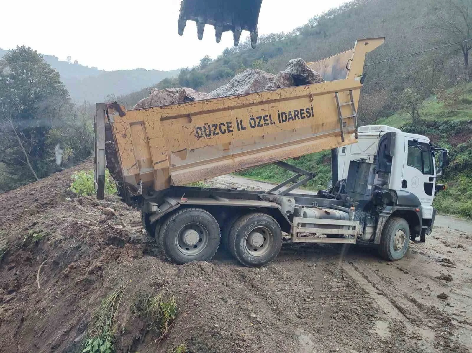 Cumayeri’nde heyelan bölgesinde çalışma sürüyor