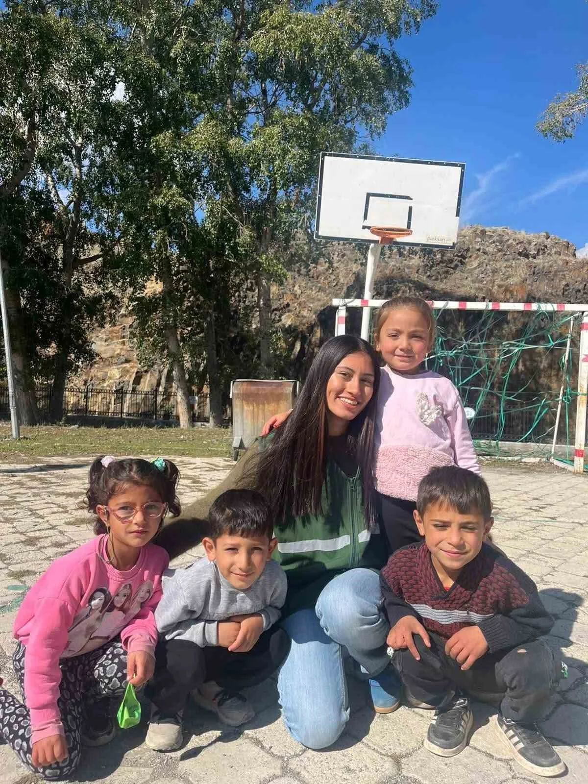 Yeşilay’dan Çerme Köyü’ndeki çocuklara anlamlı ziyaret