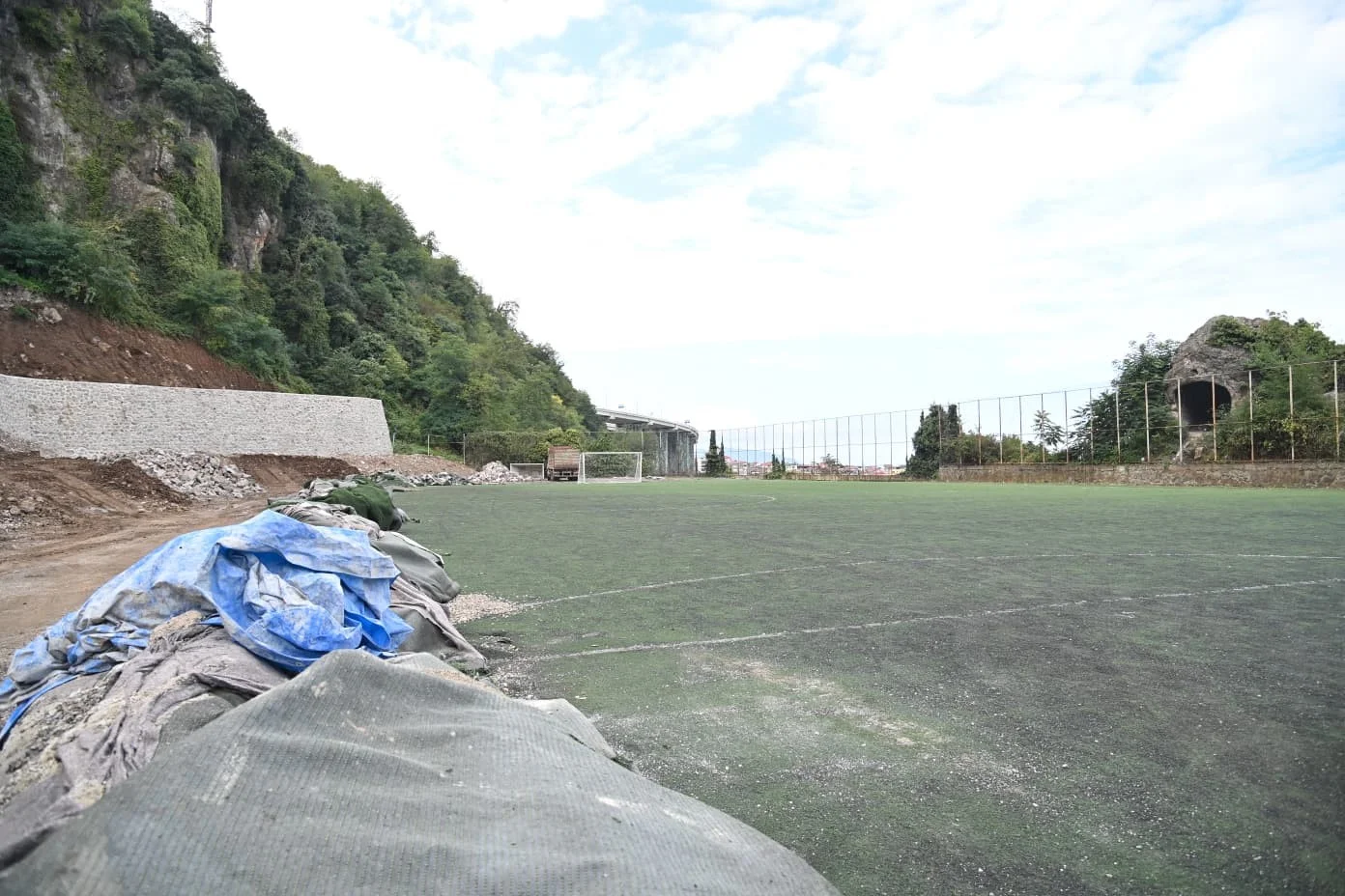 Maşatlık Futbol Sahası taş düşmelerine karşı güvenli hale getiriliyor