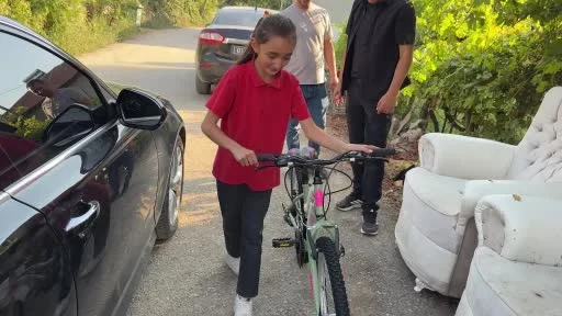 Başkan sözünü tuttu, küçük kız bisikletine kavuştu
