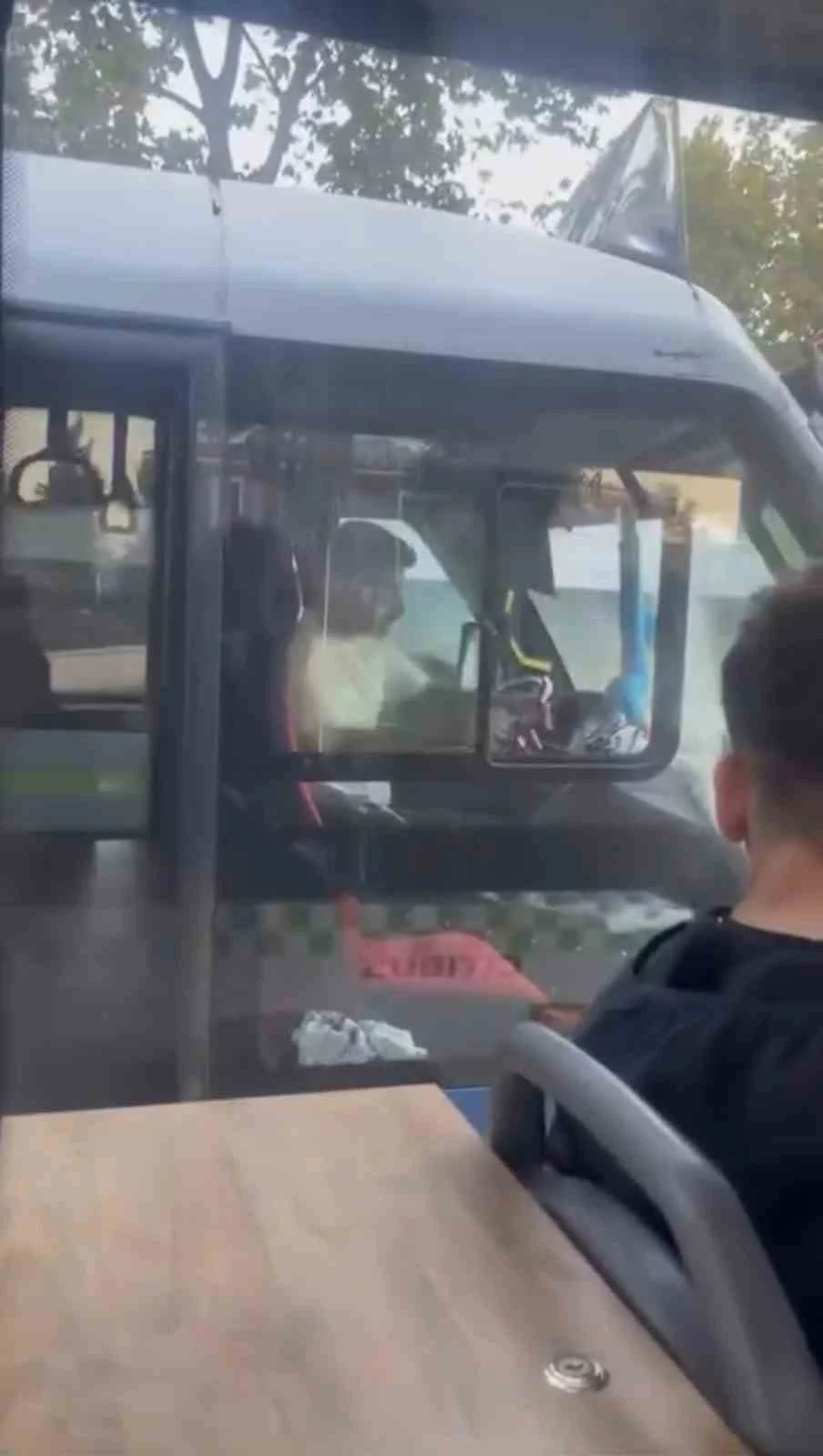 Şoförler arasında yol tartışması kamerada