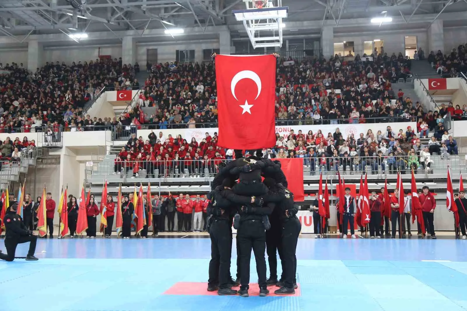 Kastamonu’da Cumhuriyet Bayramı coşkusu: Jandarma komandolar ve sporcuların gösterileri nefesleri kesti