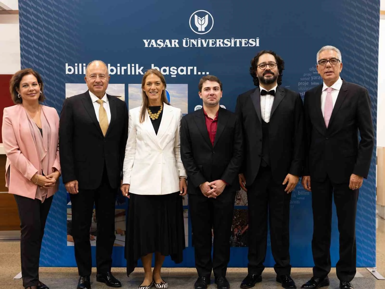 Dostluk ezgileri İzmir’de yankılandı