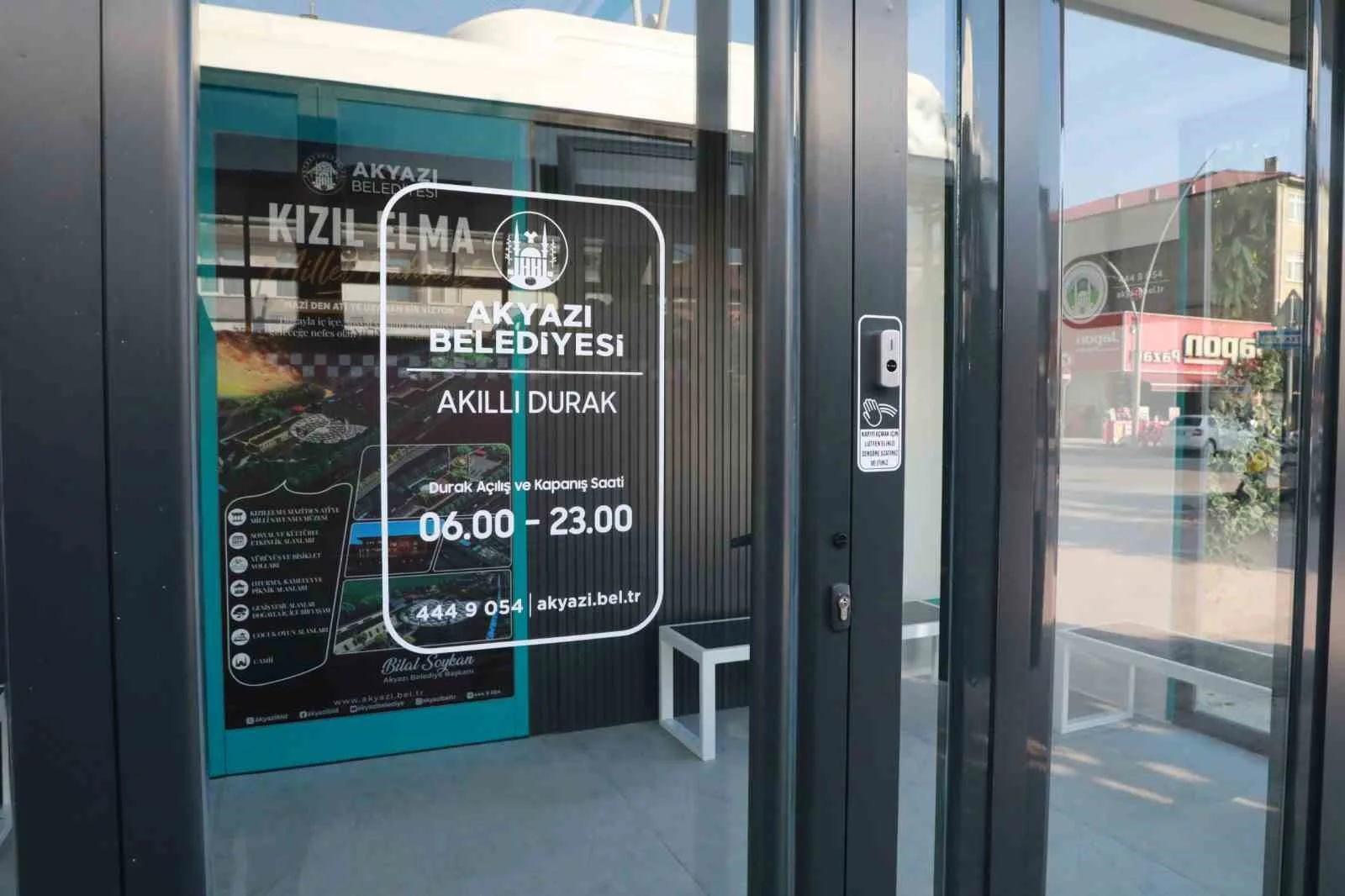 Akyazı’da ilk ’Akıllı Durak’ hizmete girdi