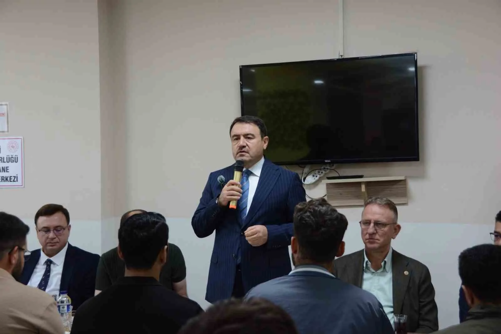Vali Işın, öğrencilerle kahvaltıda buluştu